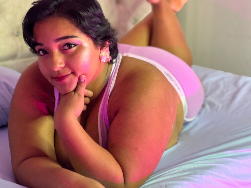 esmeralda_curvyy profile
