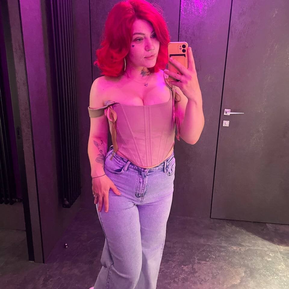 young_milfa from stripchat