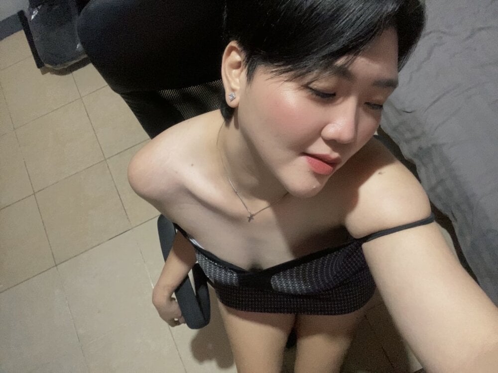 livesex.fan hottiielady livesex profile in we-are-as-usual-playing-in-our-room cams