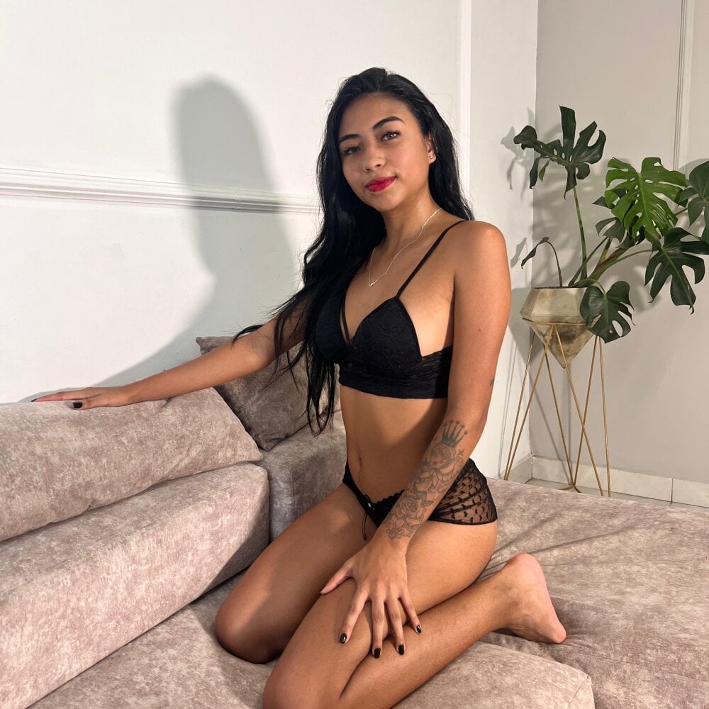 Watch Megaanhiltonn live on cam at StripChat