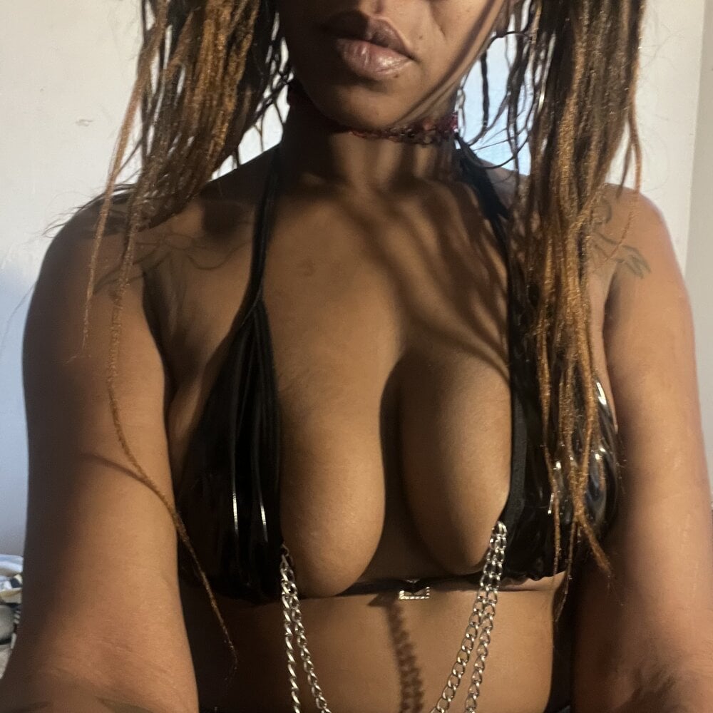 livesex.fan egirl_cam livesex profile in we-are-as-usual-playing-in-our-room cams