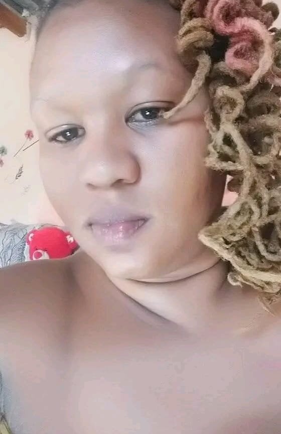 peachesx25 webcam profile - German