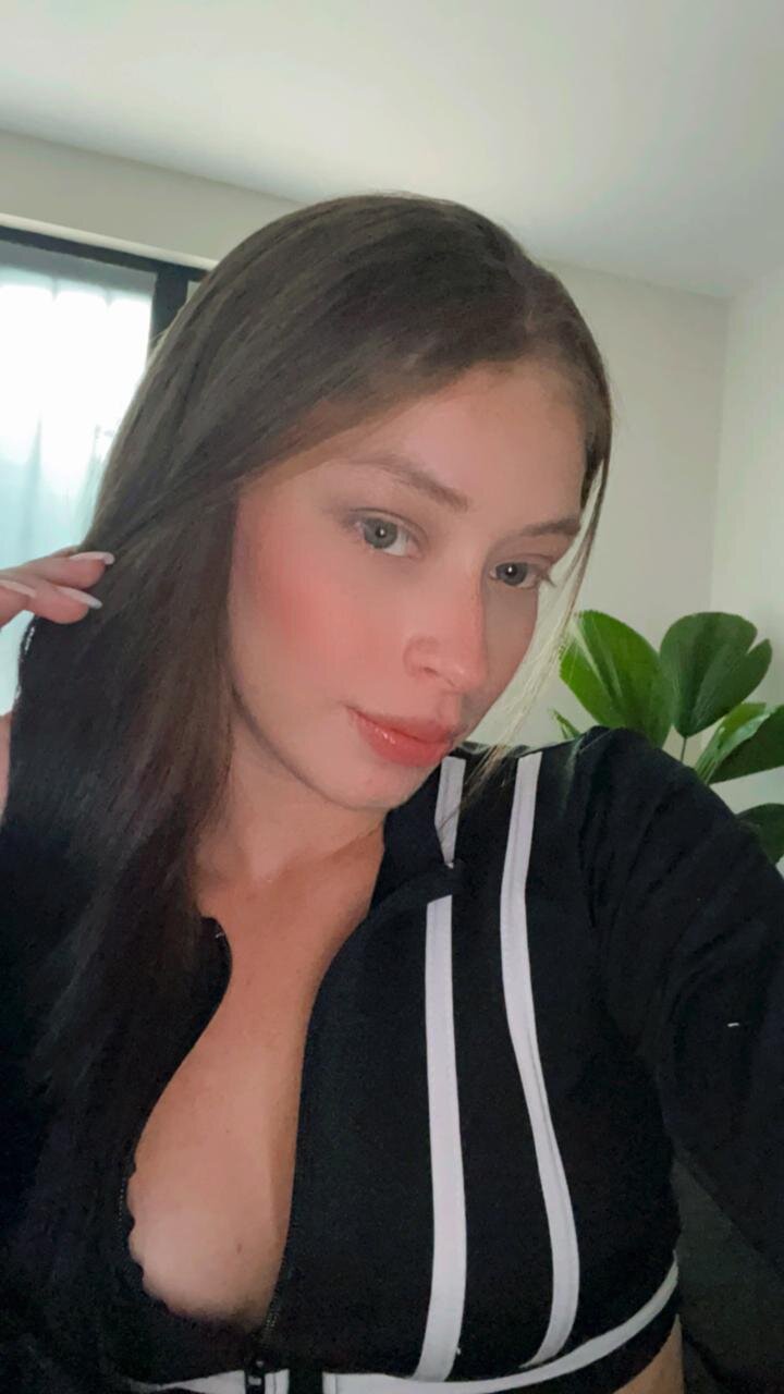 eva_adams22
