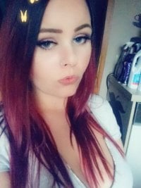 Justina_Hot's Offline Chat Room