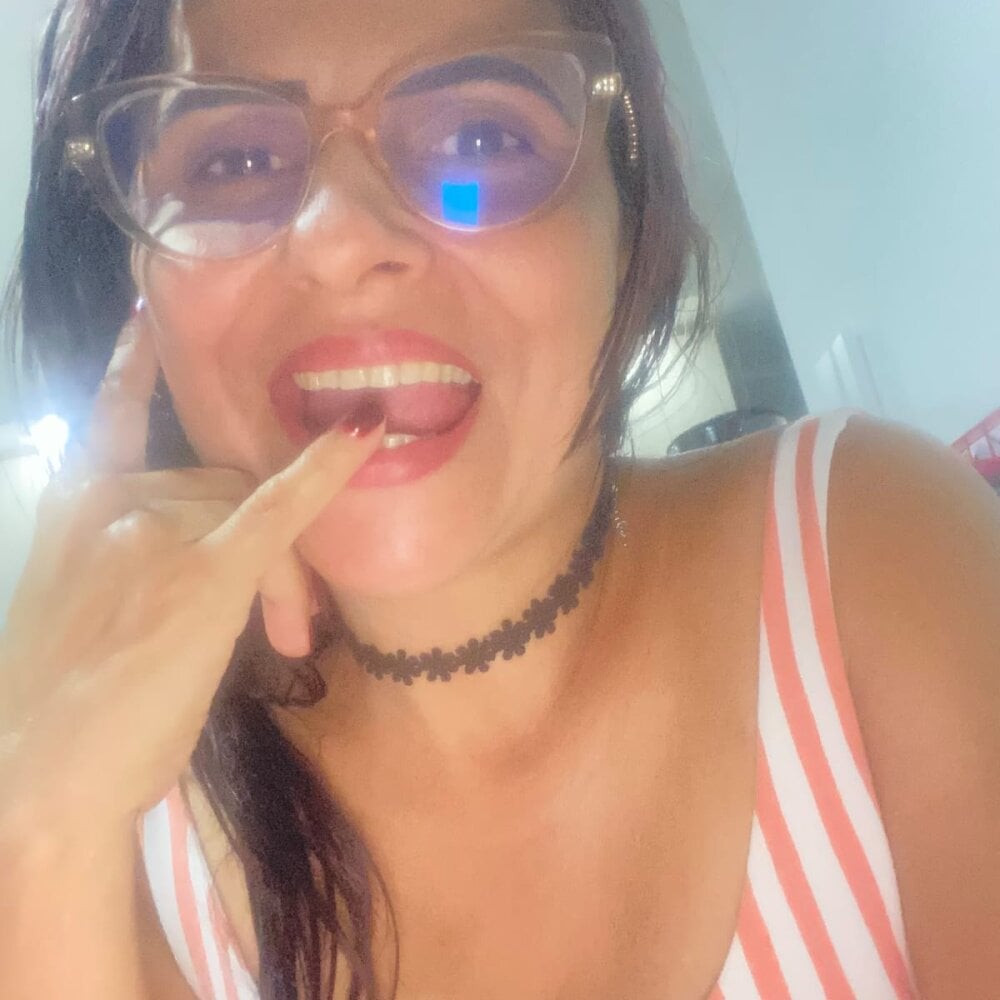 pornsexycams.com soffy76 livesex profile in latino cams