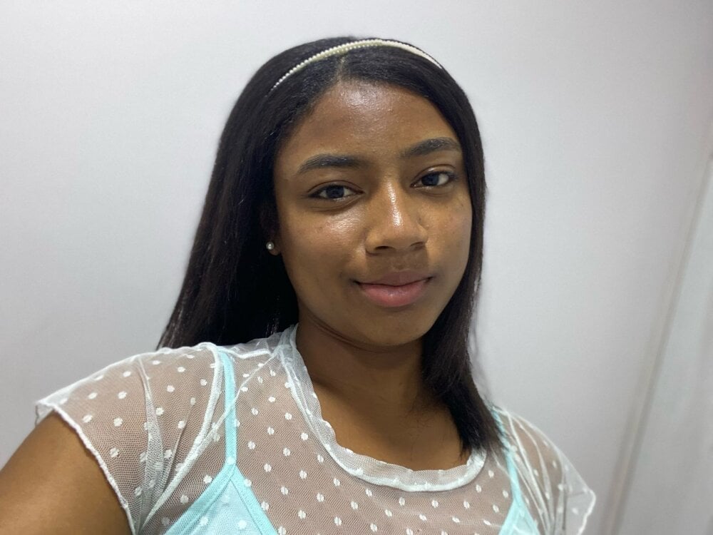 Laraebony_