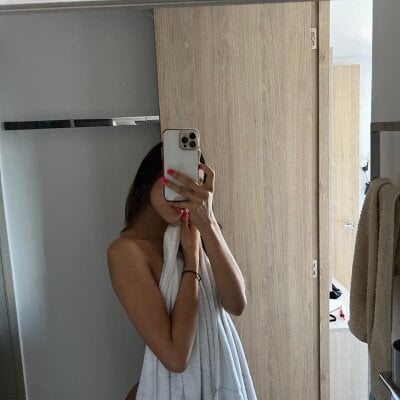 SelenaStone Female Petitelatin Striptease Webcam