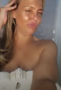 BritishMilfFranky's Offline Chat Room