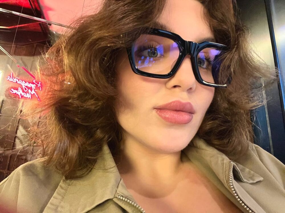 charismatic_beauty from stripchat