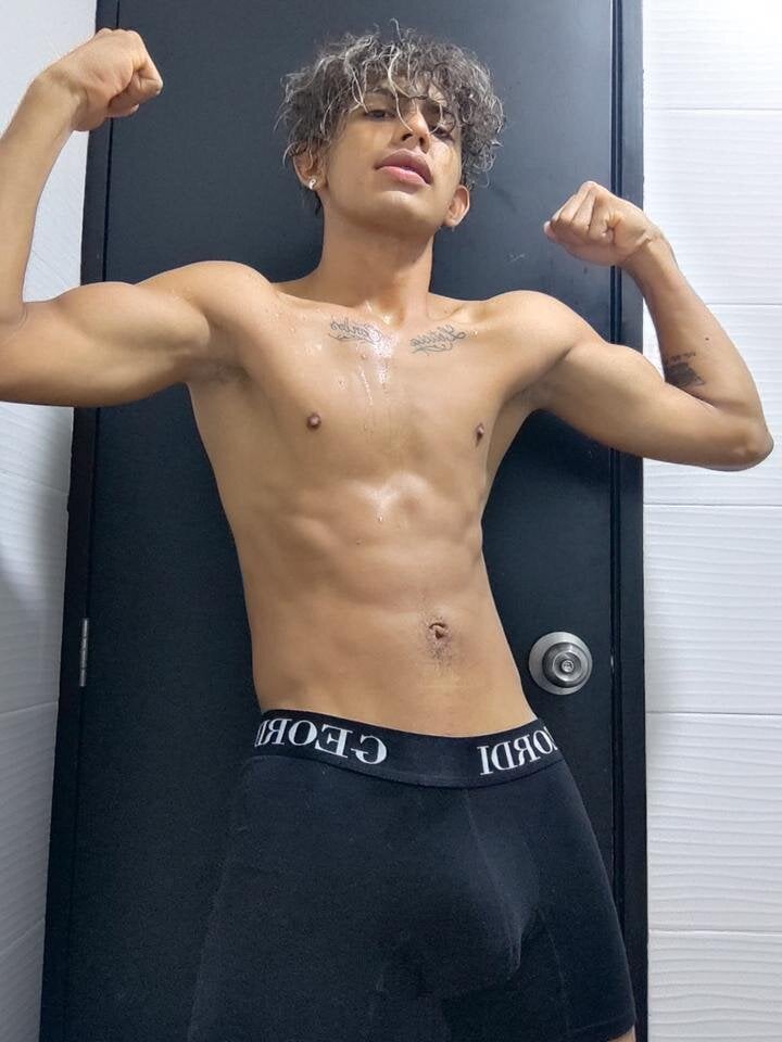 badguyss_bisex's Offline XXX Chat