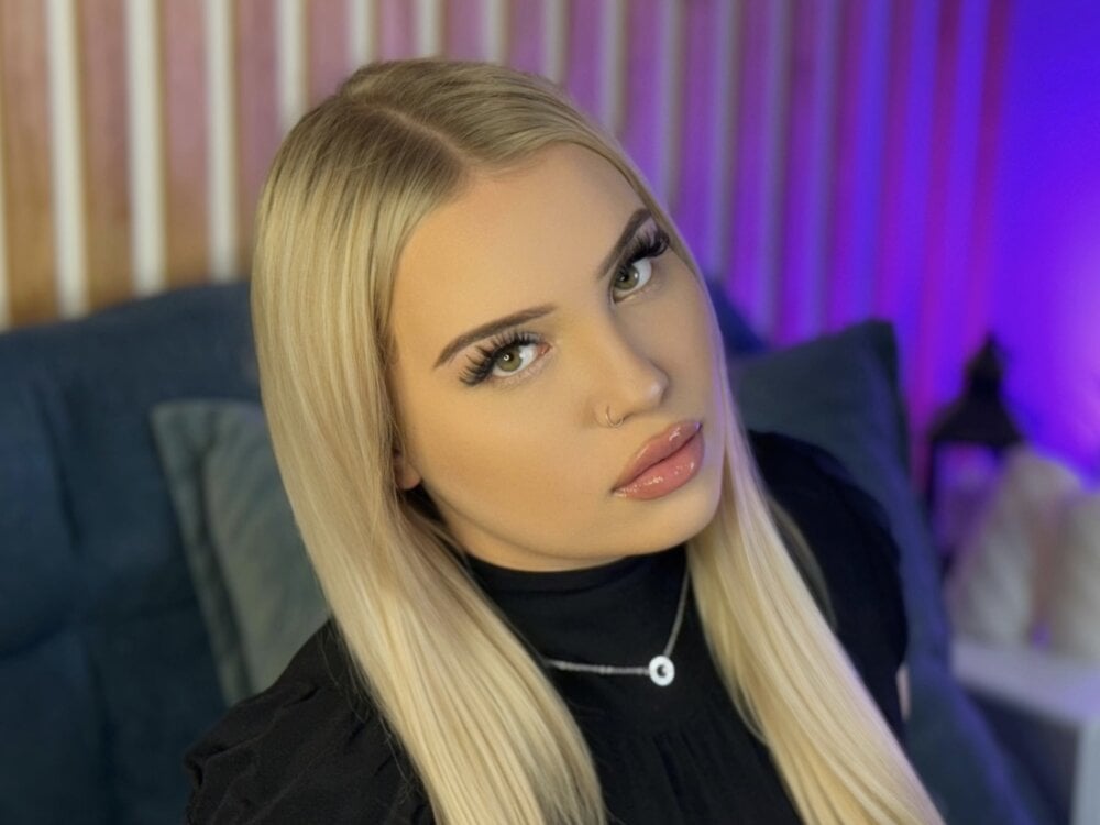 onaircams.com kiliananoir livesex profile in white-hair cams