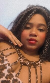 Brunettehottiee's Offline Chat Room