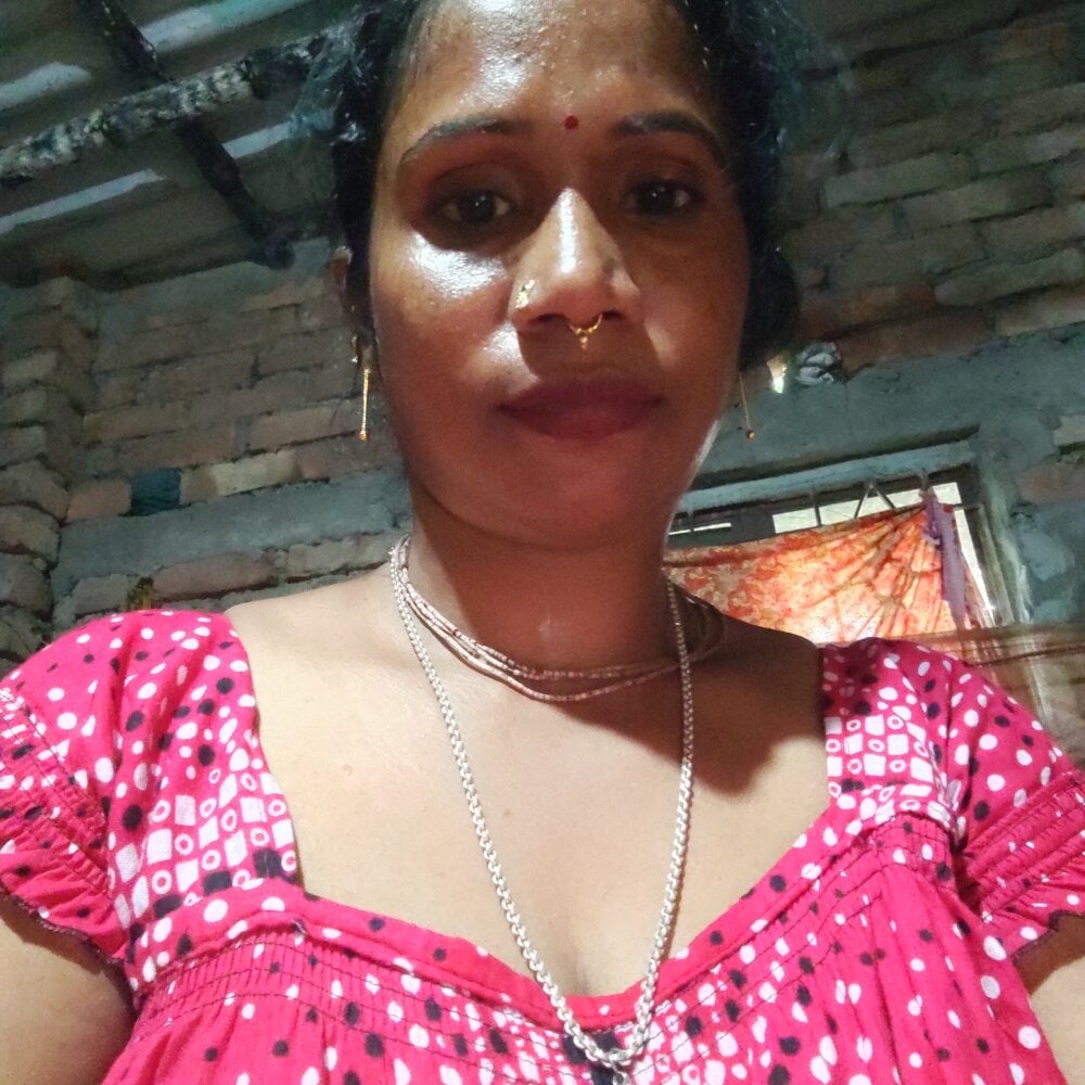 Hotty-dola live cam model at StripChat