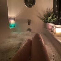 yourinternetgirl's Offline Chat Room