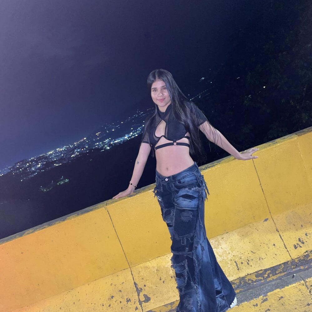 mega-camsex.com sophiewalker_ livesex profile in thin cams