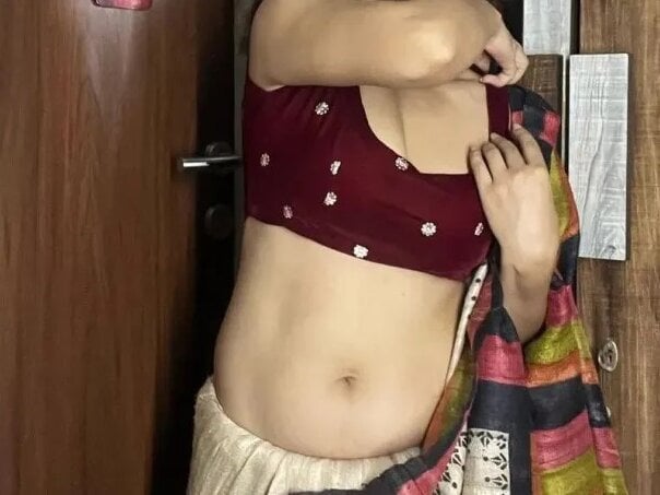 Pooja-05 live cam model at StripChat