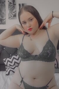 Rosalia_08's Offline Chat Room