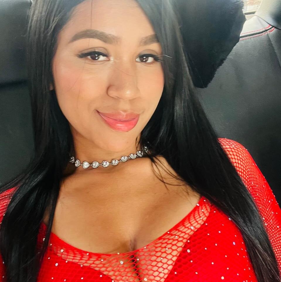 stripchat caroliina_saenz webcam profile pic via onaircams.com