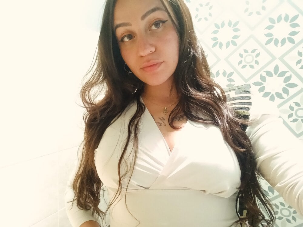 Live sex webcam photo for RoxxieAndrews777 #290209894