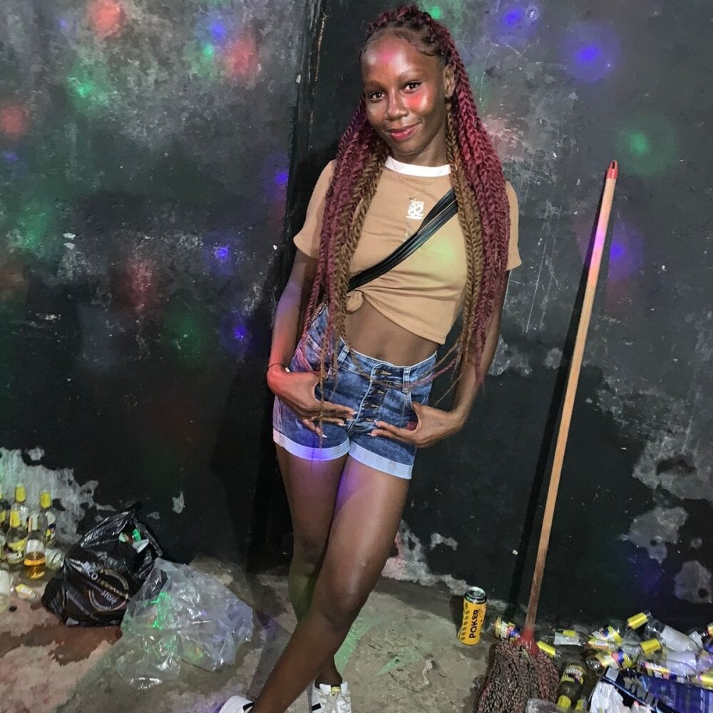 stripchat _elamoore_ webcam profile pic via livesexasiancams.com