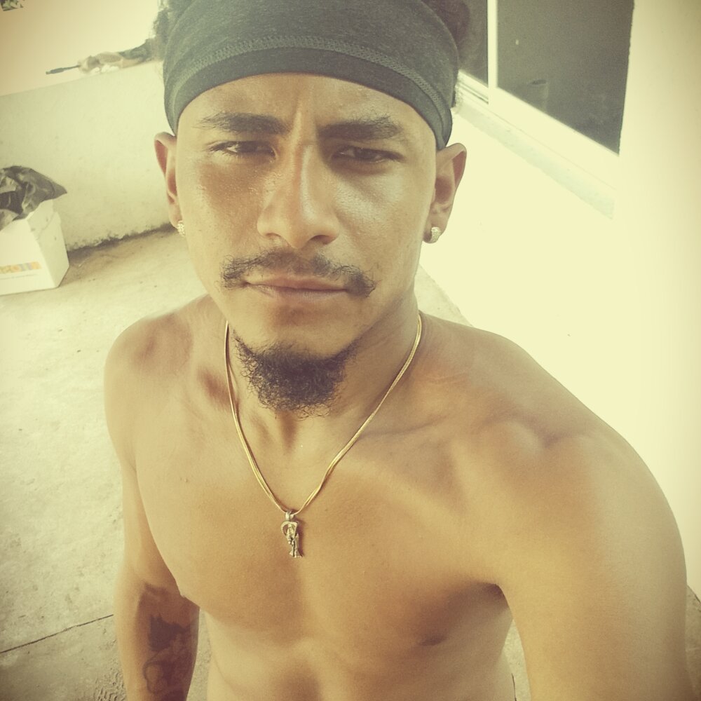 Morenito18's Offline XXX Chat