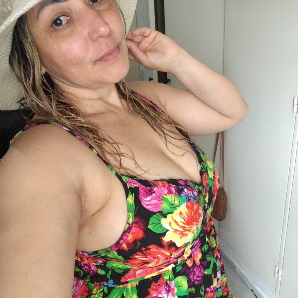 stripchat lunita86 webcam profile pic via cam-performer.com