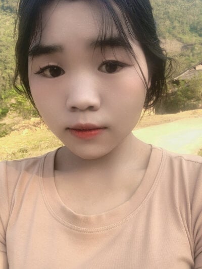 Nhung079 Female Teen Free Webcam Strip