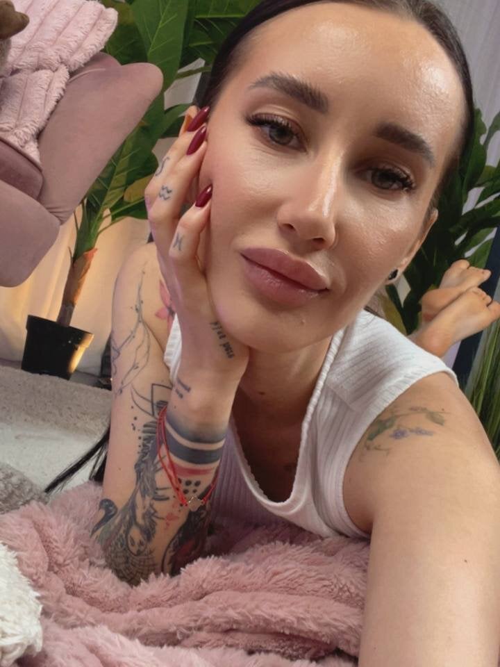 free6cams.com serenavelour livesex profile in right-here-in-sensual-land cams