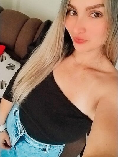 Hot-Bella_ on StripChat