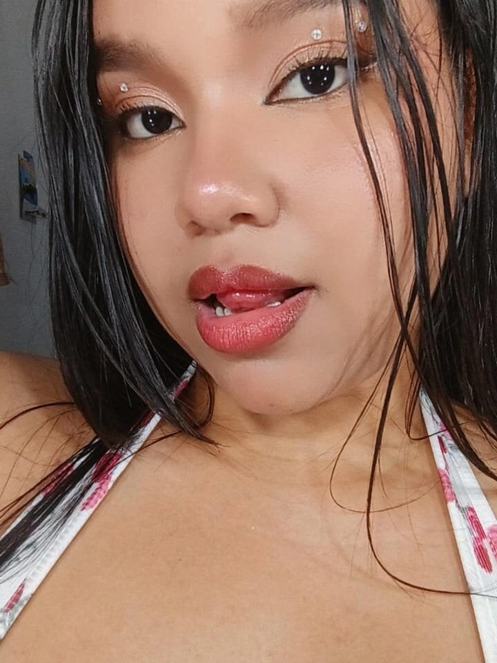 mega-camsex.com maggiegreene1 livesex profile in latino cams