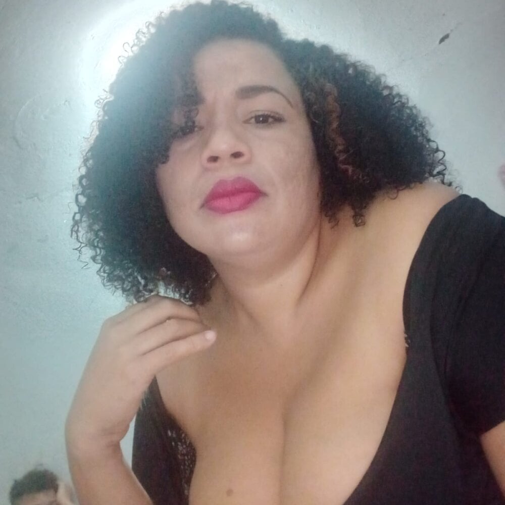 hot_threesome09's Offline XXX Chat
