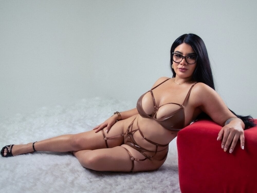 issane_peru from stripchat