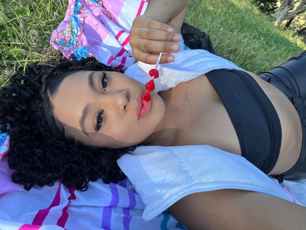 stripchat lila_cinnamon webcam profile pic via glamcambabes.com