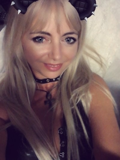 RoxanneBlond on StripChat