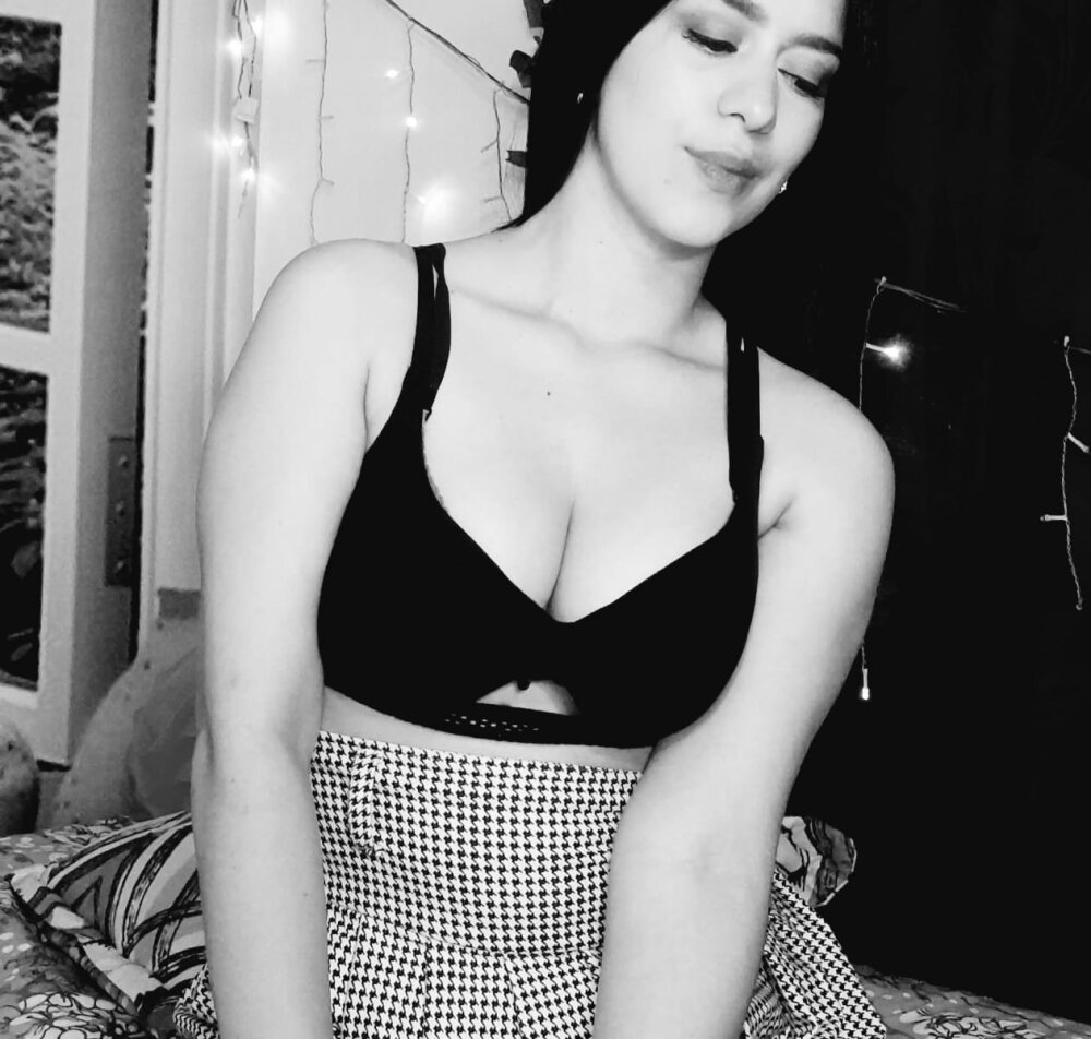 Live sex webcam photo for Sara_brown33 #290071243