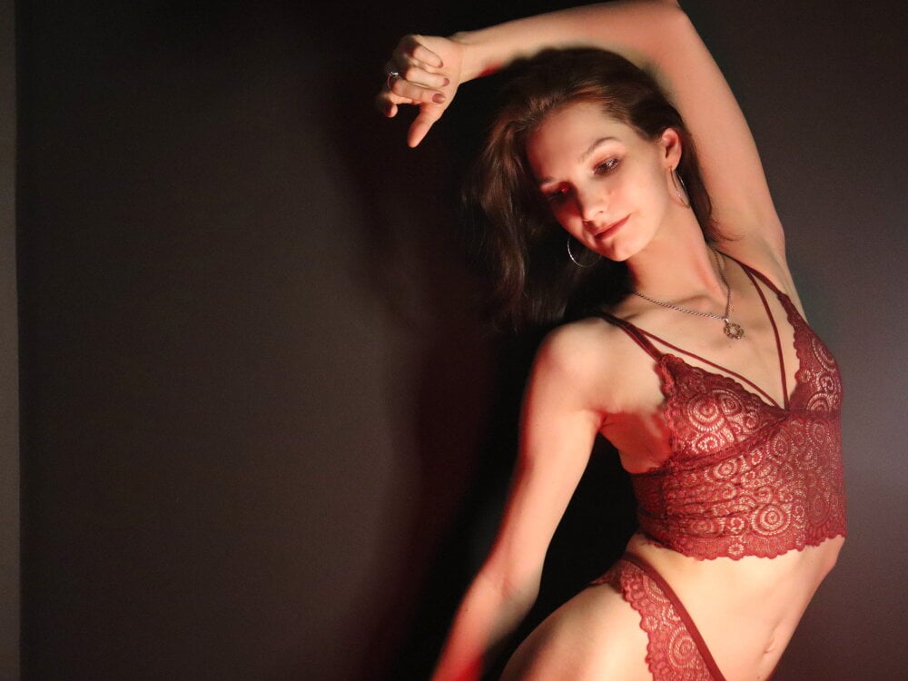 Live sex webcam photo for MirandaGlow #289987225