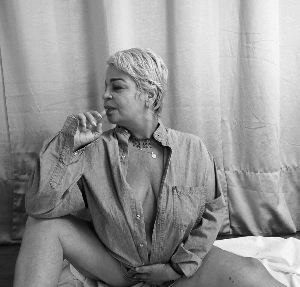 Lucy_Milf_68 live cam model at StripChat