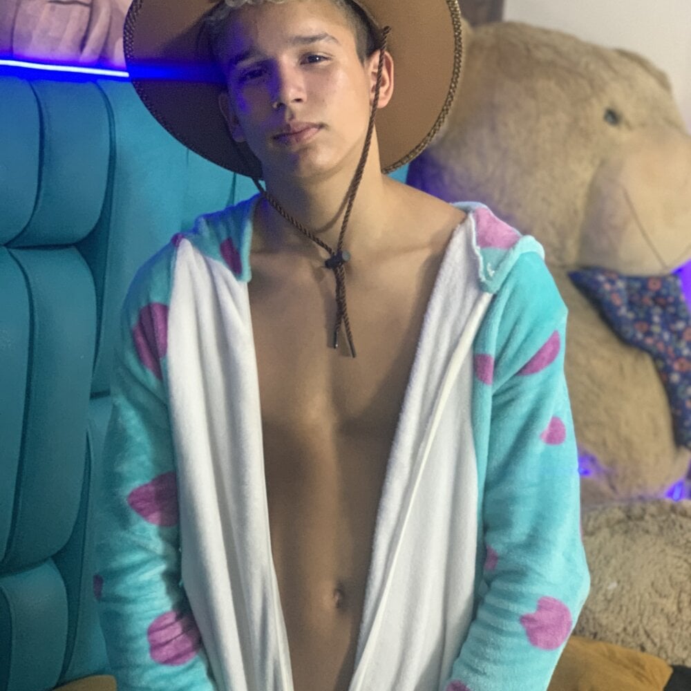 boy_axel_ from stripchat