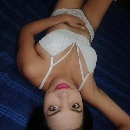 Watch Saranelsoon live on cam at StripChat