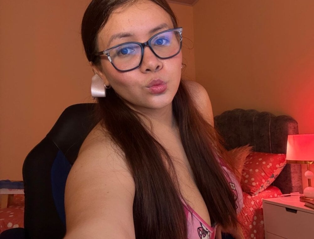 solecito_22 live cam model at StripChat