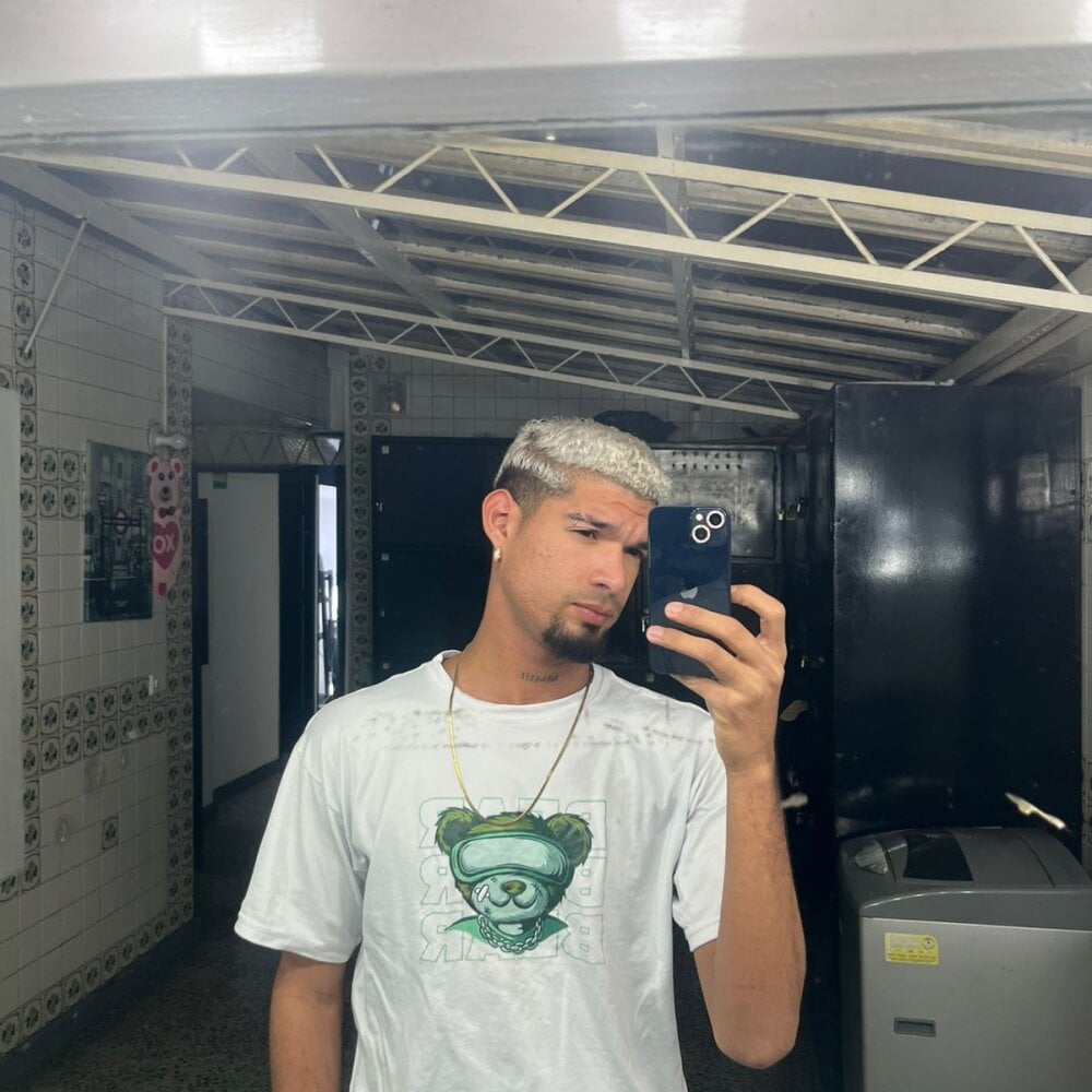 carlitos_sexy from stripchat