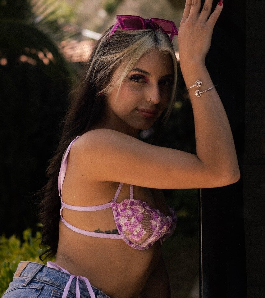 myliveeroticcams.com cute_celeste livesex profile in e cams