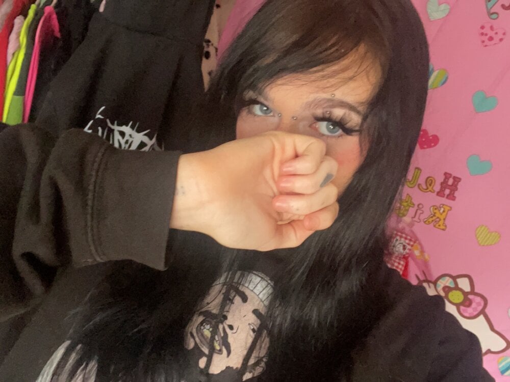 badgirllilli's Offline XXX Chat