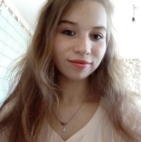 badgirlwebcam.com karina-18 livesex profile in on-your-laps cams