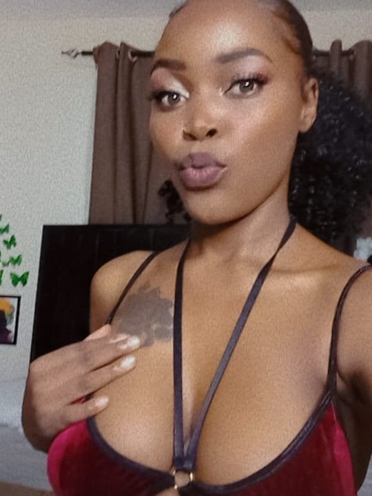 Chocolate-Caramel live cam model at StripChat