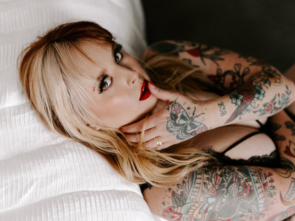 onesmittenkitten webcam profile - Finnish