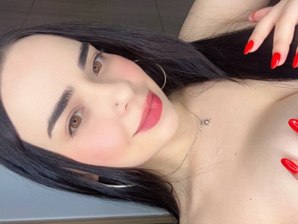 Live sex webcam photo for GeorginaJones #289843848