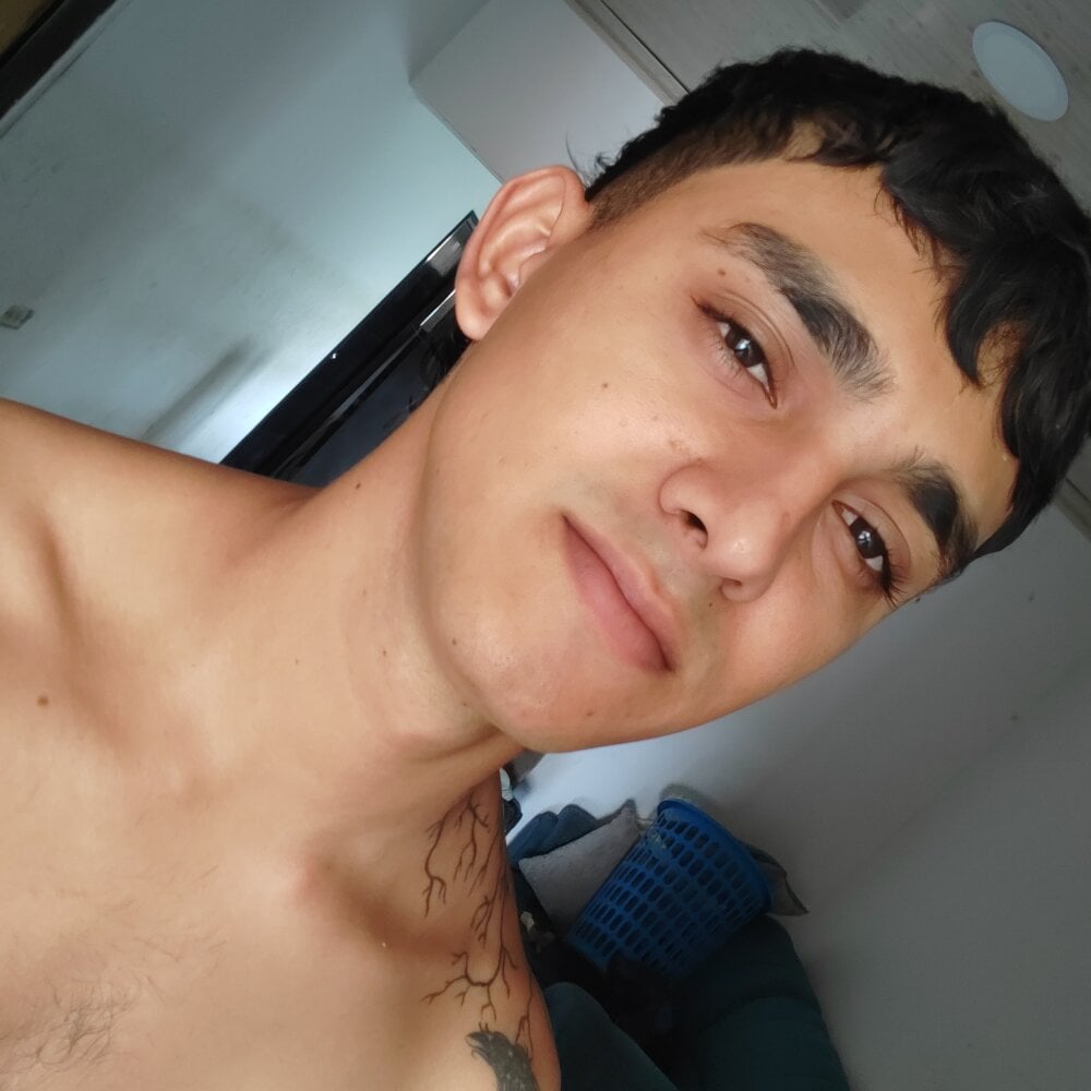 Watch AlexJ_05 live on cam at StripChat