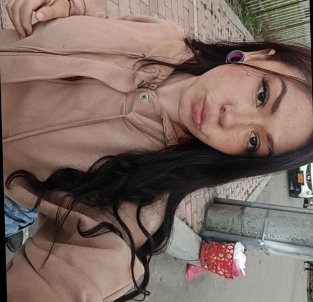 livestrip-joy.com sraemma livesex profile in granny cams