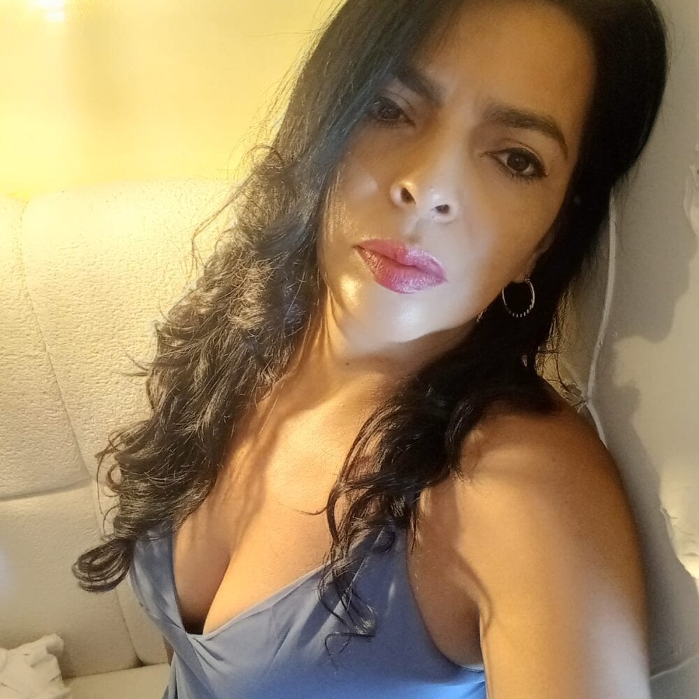 livesex.fan lunamilf_ livesex profile in col cams